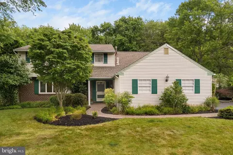 208 Hemlock Dr, North Wales, PA 19454