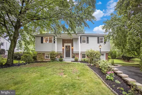 58 Skyline Dr, Audubon, PA 19403