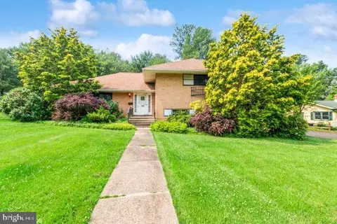 8810 Hawthorne Ln, Glenside, PA 19038