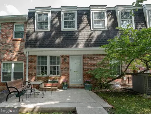 100 W Montgomery Ave #8, Ardmore, PA 19003