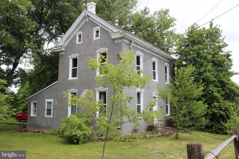 1221 N Gravel Pike, Zieglersville, PA 19492