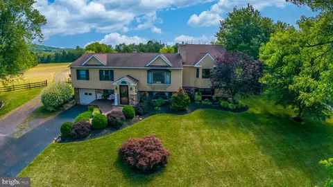 7 Deerfield Ln, Schwenksville, PA 19473
