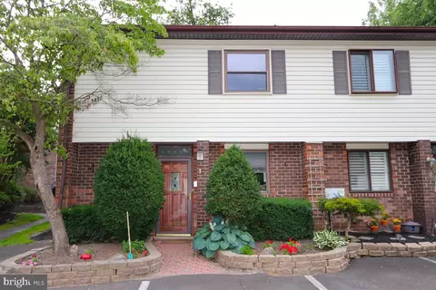 1 Village Pl #1-V, Hatboro, PA 19040