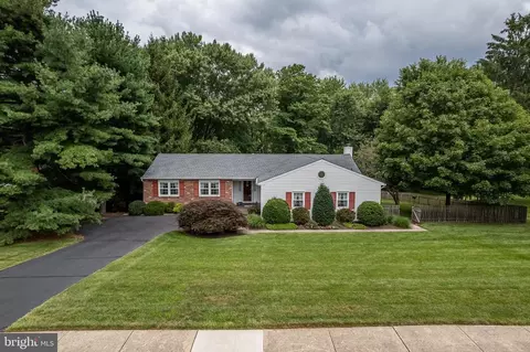 945 Crest Rd, Lansdale, PA 19446