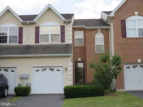 102 Courtside Dr, Red Hill, PA 18076