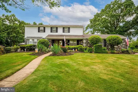 900 Barnswallow Ln, Huntingdon Valley, PA 19006