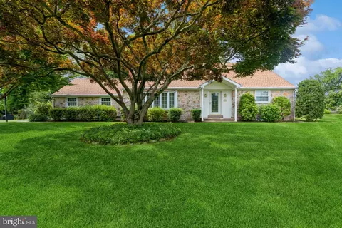 90 Radburn Rd, Huntingdon Valley, PA 19006