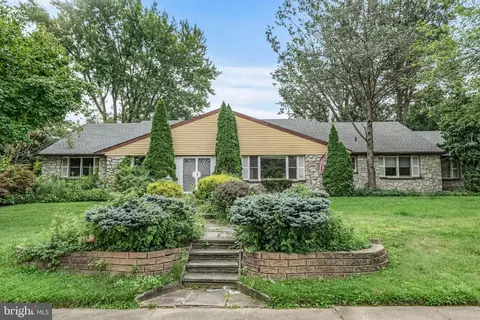 2 Summit Valley Ln, Oreland, PA 19075