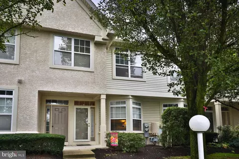 405 Dresher Woods Dr, Dresher, PA 19025