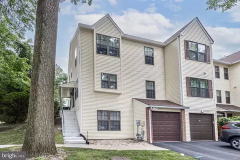 27 Pin Oak Ct, Lafayette Hill, PA 19444
