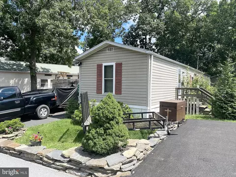 508 Maple Dr, Green Lane, PA 18054