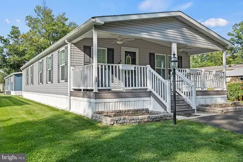7 Holiday Ave, Hatfield, PA 19440