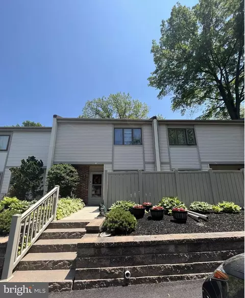 68 Twin Brooks Dr, Willow Grove, PA 19090