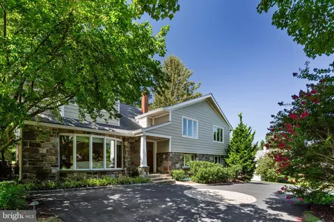 412 Fawn Hill Ln, Penn Valley, PA 19072