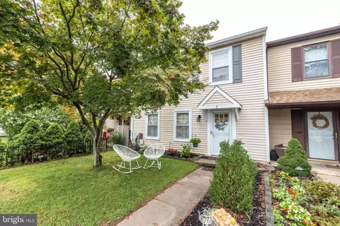 5 Churchill Cir, Horsham, PA 19044