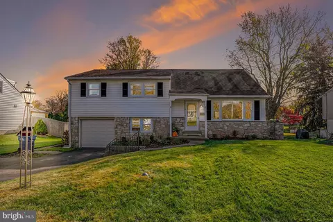 220 Woodlawn Dr, Lansdale, PA 19446
