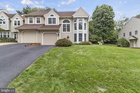 8784 Duveen Dr, Glenside, PA 19038