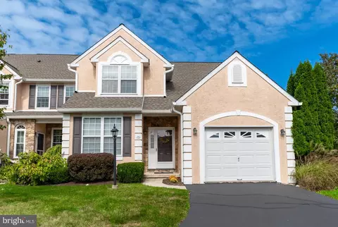 32 Wheatsheaf Ln, Norristown, PA 19403