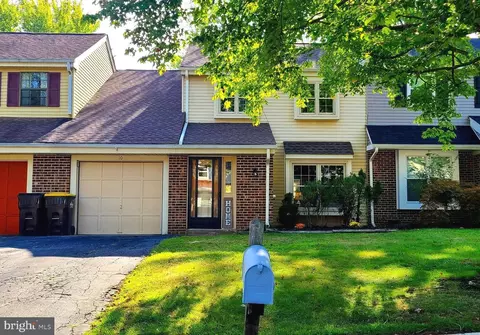 10 Greenwoods Dr, Horsham, PA 19044