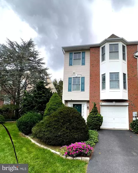 44 Hunt Club Dr, Collegeville, PA 19426