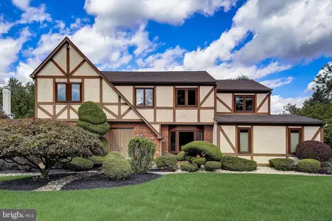 2 Chase Cir, Fort Washington, PA 19034
