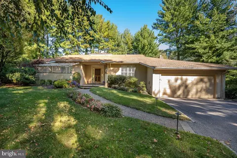 515 Waldron Park Dr, Haverford, PA 19041