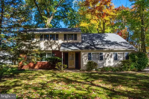 106 Sassafras Dr, North Wales, PA 19454