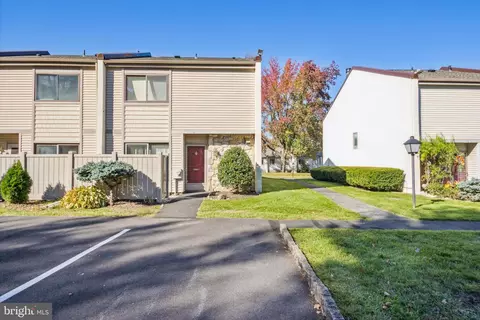 37 Twin Brooks Dr, Willow Grove, PA 19090