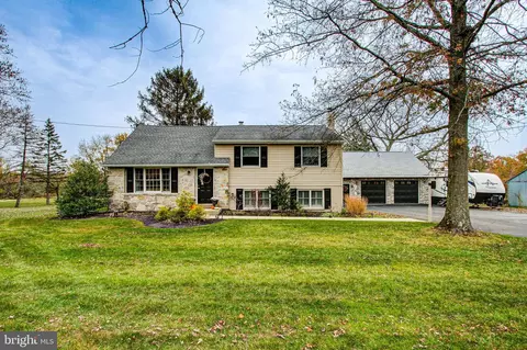 3 Colonial Dr, Perkiomenville, PA 18074