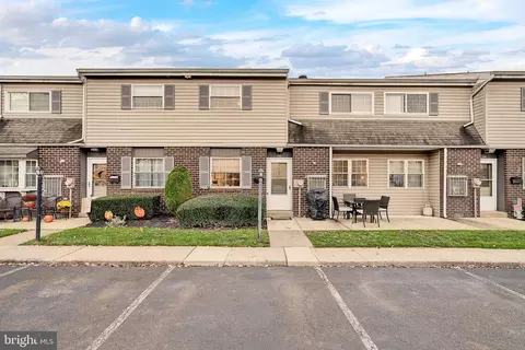 325 S Warminster Rd #D2, Hatboro, PA 19040