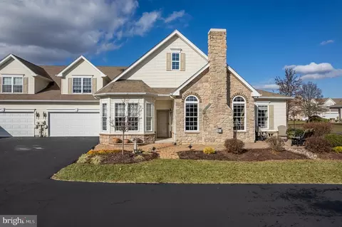 1042 Burgundy Cir, Pennsburg, PA 18073
