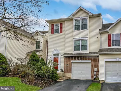 18 Hunt Club Dr, Collegeville, PA 19426