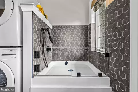 Bath - 1045 Whitegate Rd, Wayne, PA 19087 photo 2 of 15