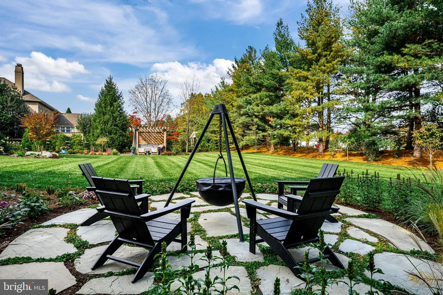 Exterior - 1045 Whitegate Rd, Wayne, PA 19087 photo 4 of 12