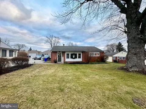 204 New Hope St, Plymouth Meeting, PA 19462
