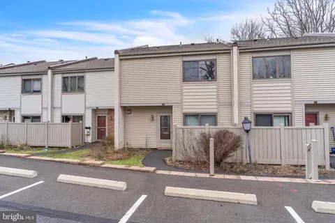 28 Twin Brooks Dr, Willow Grove, PA 19090