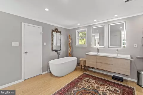 Bath - 437 Crescent Rd, Wyncote, PA 19095 photo 2 of 8