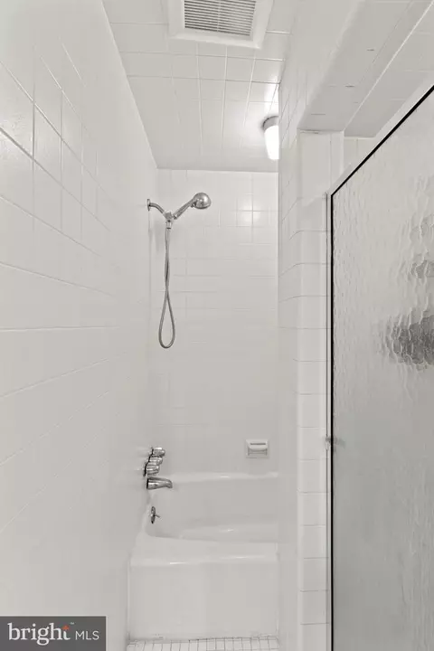 Bath - 437 Crescent Rd, Wyncote, PA 19095 photo 7 of 8