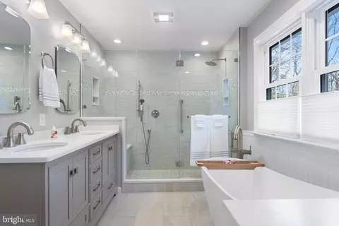 Bath - 721 Outpost Cir, Wayne, PA 19087 photo 2 of 6