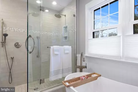Bath - 721 Outpost Cir, Wayne, PA 19087 photo 5 of 6