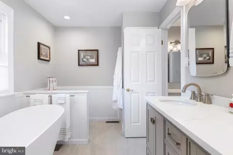 Bath - 721 Outpost Cir, Wayne, PA 19087 photo 4 of 6