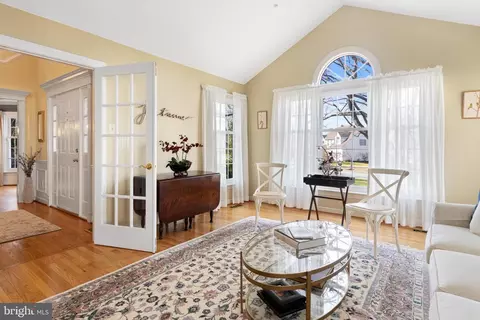 Living - 721 Outpost Cir, Wayne, PA 19087 photo 2 of 7
