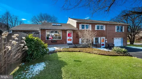 15 Lawnton Rd, Willow Grove, PA 19090