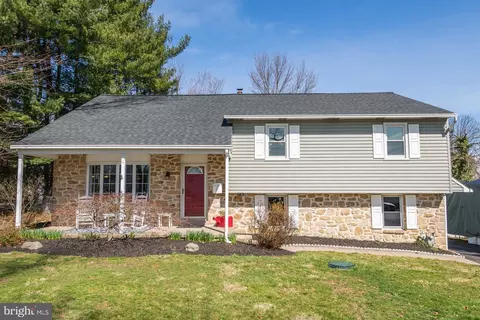 517 Manor House Ln, Willow Grove, PA 19090