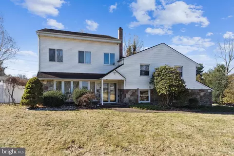 42 Chapel Hill Rd, Huntingdon Valley, PA 19006