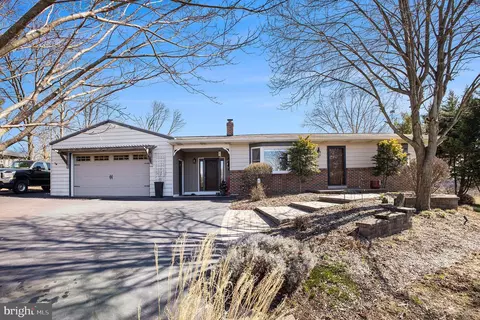 2042 Hendricks Station Rd, Harleysville, PA 19438