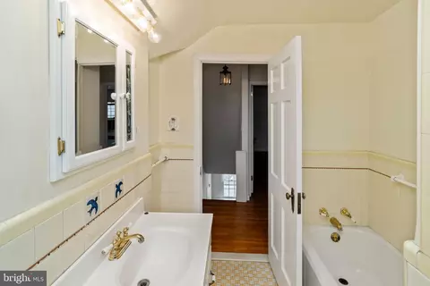 Bath - 2 Poe Ave, Wyncote, PA 19095 photo 3 of 3