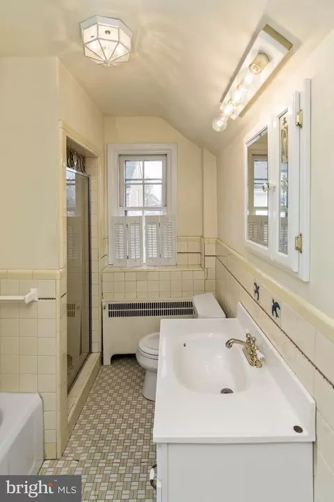 Bath - 2 Poe Ave, Wyncote, PA 19095 photo 2 of 3