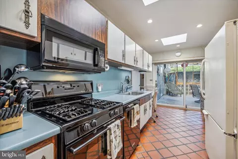 Kitchen - 804 Pardee Ln, Wyncote, PA 19095 photo 1 of 2