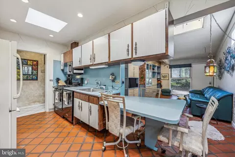 Kitchen - 804 Pardee Ln, Wyncote, PA 19095 photo 2 of 2